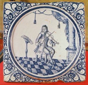 描绘一位小提琴手的瓷砖，来自鲁昂，1706年（彩陶） 作者 法语学校